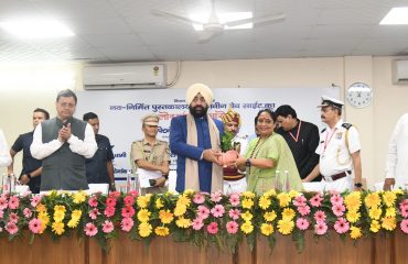 राज्यपाल लेफ्टिनेंट जनरल गुरमीत सिंह (से नि) को सम्मानित करती हुईं विधानसभा अध्यक्ष श्रीमती ऋतु खंडूड़ी भूषण।