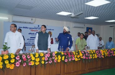 उत्तराखण्ड विधानसभा के नवनिर्मित पुस्तकालय एवं नवीन वेबसाइट का लोकार्पण करते हुए राज्यपाल लेफ्टिनेंट जनरल गुरमीत सिंह (से नि)।