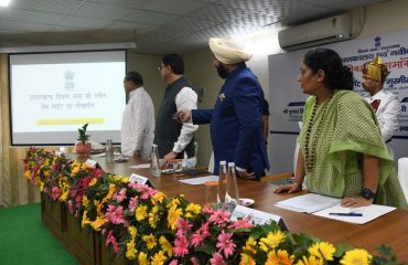 Governor Lt. Gen. Gurmit Singh (Retd) inaugurates the event of the newly built library and new website of Uttarakhand Vidhansabh.