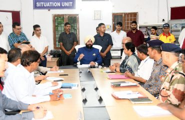 सचिवालय स्थित उत्तराखण्ड राज्य आपातकालीन परिचालन केंद्र का भ्रमण कर अधिकारियों से जानकारी प्राप्त करते हुए राज्यपाल लेफ्टिनेंट जनरल गुरमीत सिंह (से नि)।