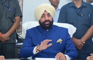 सचिवालय स्थित उत्तराखण्ड राज्य आपातकालीन परिचालन केंद्र का भ्रमण कर अधिकारियों से जानकारी प्राप्त करते हुए राज्यपाल लेफ्टिनेंट जनरल गुरमीत सिंह (से नि)।