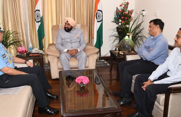 वायुसेना और नागरिक उड्डयन विभाग के अधिकारियों के साथ बैठक करते हुए राज्यपाल।