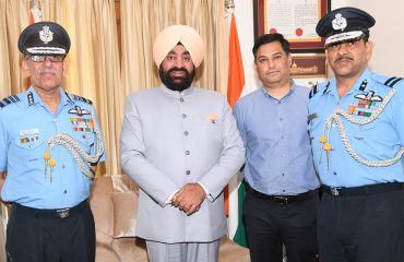 वायुसेना और नागरिक उड्डयन विभाग के अधिकारियों के साथ बैठक करते हुए राज्यपाल।
