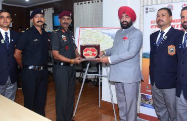 एमटीबी साइकिलिंग अभियान के सदस्यों को स्मृति चिन्ह भेंट करते हुए राज्यपाल लेफ्टिनेंट जनरल गुरमीत सिंह (से नि)।