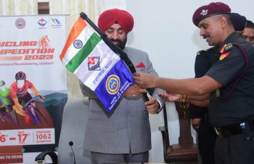 उत्तराखण्ड भ्रमण से लौटे नेहरू पर्वतारोहण संस्थान के एमटीबी साइकिलिंग अभियान का समापन करते हुए राज्यपाल लेफ्टिनेंट जनरल गुरमीत सिंह (से नि)।