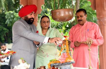 On the occasion of Harela festival, Governor Lt. Gen. Gurmeet Singh (Retd) offers prayers with his family at the Shiva temple at Raj Bhawan.