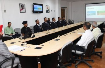 एमटीबी साइकिलिंग अभियान के सदस्यों के साथ बैठक करते हुए राज्यपाल लेफ्टिनेंट जनरल गुरमीत सिंह (से नि)।