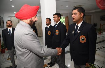 एमटीबी साइकिलिंग अभियान के सदस्यों से मिलते हुए राज्यपाल लेफ्टिनेंट जनरल गुरमीत सिंह (से नि)।