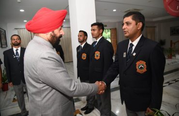Governor Lt. Gen. Gurmit Singh (Retd) meets the members of the MTB Cycling Campaign.