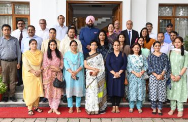 राजभवन में दून विश्वविद्यालय की कुलपति प्रोफेसर सुरेखा डंगवाल एवं अध्यापकों के साथ राज्यपाल लेफ्टिनेंट जनरल गुरमीत सिंह (से नि) ।