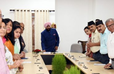 राजभवन से दून विश्वविद्यालय की ई-लाइब्रेरी का उद्घाटन करते हुए राज्यपाल लेफ्टिनेंट जनरल गुरमीत सिंह (से नि) ।