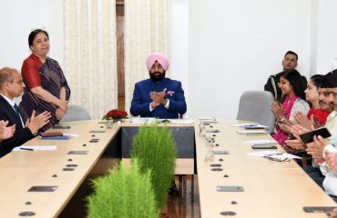 राजभवन से दून विश्वविद्यालय की ई-लाइब्रेरी के उद्घाटन अवसर पर चर्चा करते हुए राज्यपाल लेफ्टिनेंट जनरल गुरमीत सिंह (से नि) ।
