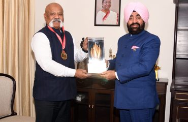 राज्यपाल से राजभवन में शिष्टाचार भेंट करते हुए अपर पुलिस महानिदेशक श्री अमित सिन्हा।