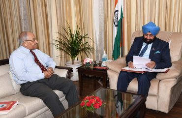 Brigadier (R) KG Behl, President of Doon Citizens Council, pays a courtesy call on Governor.
