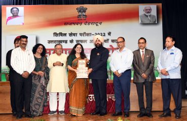 संघ लोक सेवा आयोग की सिविल सेवा परीक्षा-2022 में उत्तराखण्ड से चयनित अभ्यर्थियों को सम्मानित करते हुए राज्यपाल लेफ्टिनेंट जनरल गुरमीत सिंह (से नि)।