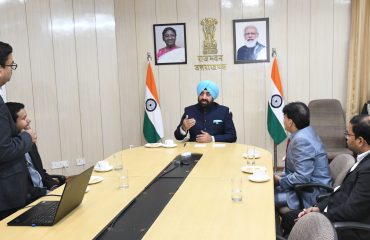 राज्यपाल लेफ्टिनेंट जनरल गुरमीत सिंह (से नि) के समक्ष एक प्रस्तुतिकरण देते हुए भारतीय प्रबंधन संस्थान, काशीपुर के प्रो. देवेन्द्र पाठक और अन्य प्रतिधिनि।