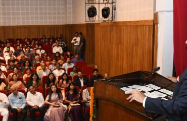 राजभवन ऑडिटोरियम में सिविल सेवा-2022 में उत्तराखण्ड के सफल अभ्यर्थियों हेतु ‘‘सम्मान समारोह’’ को संबोधित करते हुए राज्यपाल लेफ्टिनेंट जनरल गुरमीत सिंह (से नि)।