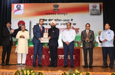 संघ लोक सेवा आयोग की सिविल सेवा परीक्षा-2022 में उत्तराखण्ड से चयनित अभ्यर्थियों को सम्मानित करते हुए राज्यपाल लेफ्टिनेंट जनरल गुरमीत सिंह (से नि)।