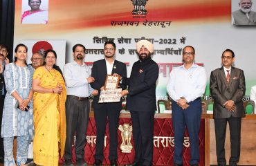 संघ लोक सेवा आयोग की सिविल सेवा परीक्षा-2022 में उत्तराखण्ड से चयनित अभ्यर्थियों को सम्मानित करते हुए राज्यपाल लेफ्टिनेंट जनरल गुरमीत सिंह (से नि)।