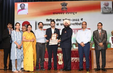 संघ लोक सेवा आयोग की सिविल सेवा परीक्षा-2022 में उत्तराखण्ड से चयनित अभ्यर्थियों को सम्मानित करते हुए राज्यपाल लेफ्टिनेंट जनरल गुरमीत सिंह (से नि)।