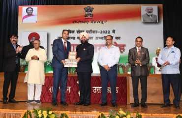 Governor Lt. Gen. Gurmit Singh (Retd.)honours the selected candidates from Uttarakhand in the Union Public Service Commission's Civil Services Examination-2022.