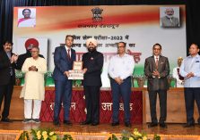 Governor Lt. Gen. Gurmit Singh (Retd.)honours the selected candidates from Uttarakhand in the Union Public Service Commission's Civil Services Examination-2022.;?>