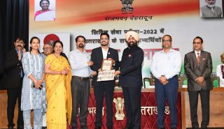 Governor Lt. Gen. Gurmit Singh (Retd.)honours the selected candidates from Uttarakhand in the Union Public Service Commission's Civil Services Examination-2022.