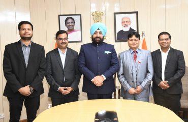 प्रो. देवेन्द्र पाठक और उनकी टीम के साथ राज्यपाल लेफ्टिनेंट जनरल गुरमीत सिंह (से नि)।