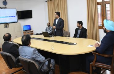 राज्यपाल लेफ्टिनेंट जनरल गुरमीत सिंह (से नि) के समक्ष एक प्रस्तुतिकरण देते हुए भारतीय प्रबंधन संस्थान, काशीपुर के प्रो. देवेन्द्र पाठक और अन्य प्रतिधिनि।