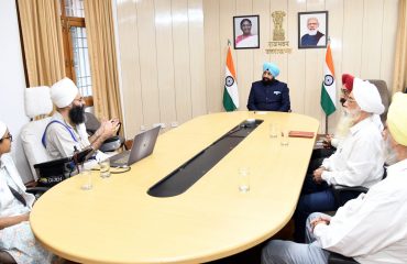 राज्यपाल लेफ्टिनेंट जनरल गुरमीत सिंह (से नि) से मुलाकात करते हुए निहाल निहाल निहाल प्रोडक्शन के निदेशक डॉ. करणदीप सिंह व अन्य पदाधिकारी।