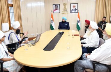 राज्यपाल लेफ्टिनेंट जनरल गुरमीत सिंह (से नि) से मुलाकात करते हुए निहाल निहाल निहाल प्रोडक्शन के निदेशक डॉ. करणदीप सिंह व अन्य पदाधिकारी।