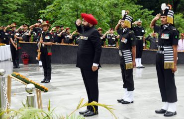 चीड़बाग, शौर्य स्थल स्थित शहीद स्मारक पर पुष्पचक्र अर्पित कर वीर शहीदों को श्रद्धांजलि अर्पित करते हुए राज्यपाल लेफ्टिनेंट जनरल गुरमीत सिंह(से नि)।
