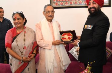 पूर्व मुख्यमंत्री मेजर जनरल (से नि) भुवन चंद्र खंड़ूड़ी से मुलाकात कर स्मृति चिन्ह भेंट करते हुए राज्यपाल लेफ्टिनेंट जनरल गुरमीत सिंह (से नि)।