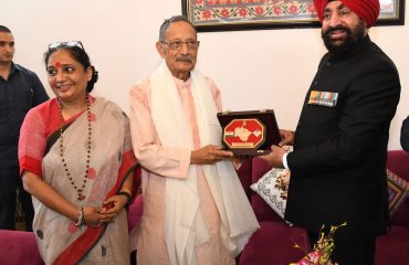 पूर्व मुख्यमंत्री मेजर जनरल (से नि) भुवन चंद्र खंड़ूड़ी से मुलाकात कर स्मृति चिन्ह भेंट करते हुए राज्यपाल लेफ्टिनेंट जनरल गुरमीत सिंह (से नि)।