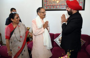 पूर्व मुख्यमंत्री मेजर जनरल (से नि) भुवन चंद्र खंड़ूड़ी से मुलाकात कर कुशलक्षेम पुछते हुए राज्यपाल लेफ्टिनेंट जनरल गुरमीत सिंह (से नि)।