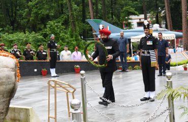 चीड़बाग, शौर्य स्थल स्थित शहीद स्मारक पर पुष्पचक्र अर्पित कर वीर शहीदों को श्रद्धांजलि अर्पित करते हुए राज्यपाल लेफ्टिनेंट जनरल गुरमीत सिंह(से नि)।