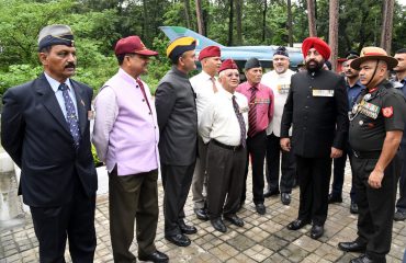 चीड़बाग, शौर्य स्थल स्थित शहीद स्मारक पर पूर्व सैनिकों से मुलाकात करते हुए राज्यपाल लेफ्टिनेंट जनरल गुरमीत सिंह(से नि)।