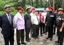Governor Lt. Gen. Gurmit Singh (Retd) meets ex-servicemen at the Martyr's Memorial located at Chirbagh, Shaurya Sthal.;?>