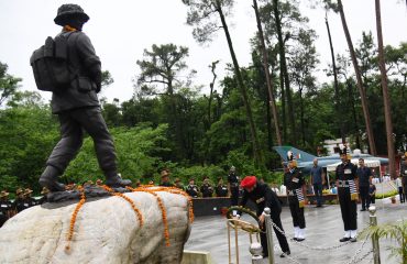 चीड़बाग, शौर्य स्थल स्थित शहीद स्मारक पर पुष्पचक्र अर्पित कर वीर शहीदों को श्रद्धांजलि अर्पित करते हुए राज्यपाल लेफ्टिनेंट जनरल गुरमीत सिंह(से नि)।