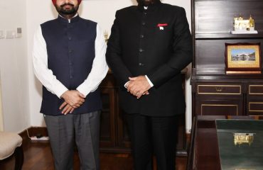 राज्यपाल लेफ्टिनेंट जनरल गुरमीत सिंह (से नि) से बुधवार को राजभवन में मुख्य सचिव डॉ. एस. एस. संधु ने शिष्टाचार मुलाकात की।