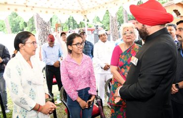 चीड़बाग, शौर्य स्थल स्थित शहीद स्मारक पर वीरांगनाओं से मुलाकात करते हुए राज्यपाल लेफ्टिनेंट जनरल गुरमीत सिंह(से नि)।
