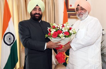 राज्यपाल से शिष्टाचार भेंट करते हुए हेमकुंड साहिब ट्रस्ट के अध्यक्ष नरेंद्रजीत सिंह बिंद्रा।
