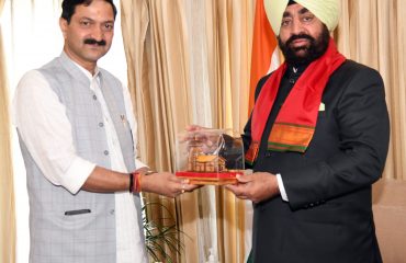 राज्यपाल से शिष्टाचार भेंट करते हुए श्री बद्री केदार मंदिर समिति के अध्यक्ष श्री अजेंद्र अजय।