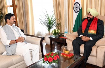 Shri Ajendra Ajay, President of Shri Badri Kedar Mandir Committee, pays courtesy call on Governor Lt. Gen. Gurmit Singh (Retd.).