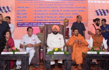 वरिष्ठ समाज सेवी स्वर्गीय श्री मांगेराम अग्रवाल जी की 20वीं पुण्यतिथि के अवसर पर कार्यक्रम में प्रतिभाग करते हुए राज्यपाल लेफ्टिनेंट जनरल गुरमीत सिंह (से नि)।