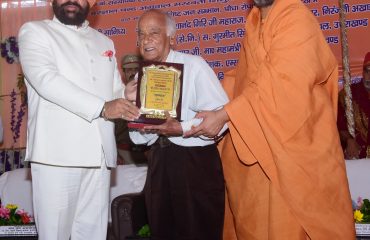 समाज सेवा के क्षेत्र में उत्कृष्ट कार्य करने के लिए हरिहर लोहानी को सम्मानित करते हुए राज्यपाल लेफ्टिनेंट जनरल गुरमीत सिंह (से नि)।