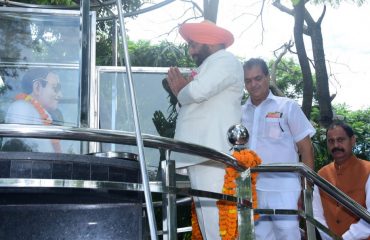 Governor Lt. Gen. Gurmit Singh (Retd) pays tribute to senior social worker late Shri Mangeram Agarwal on his 20th death anniversary.