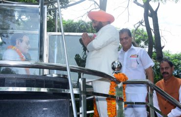 30-07-2023:वरिष्ठ समाज सेवी स्वर्गीय श्री मांगेराम अग्रवाल जी की 20वीं पुण्यतिथि के अवसर पर उन्हें श्रद्धांजलि अर्पित करते हुए राज्यपाल लेफ्टिनेंट जनरल गुरमीत सिंह (से नि)।