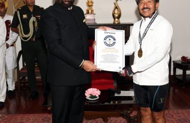 राजभवन में साइकिलिंग कि विभिन्न प्रतियोगिताओं में विजेता प्रतिभागियों को सम्मानित करते हुए राज्यपाल लेफ्टिनेंट जनरल गुरमीत सिंह (से नि)।