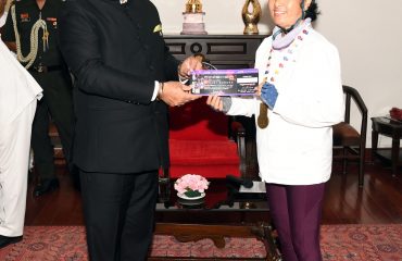 राजभवन में साइकिलिंग कि विभिन्न प्रतियोगिताओं में विजेता प्रतिभागियों को सम्मानित करते हुए राज्यपाल लेफ्टिनेंट जनरल गुरमीत सिंह (से नि)।